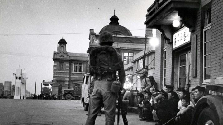 시대를 가르는 두 장의 계엄 사진…코트에 숨긴 카메라 vs SNS