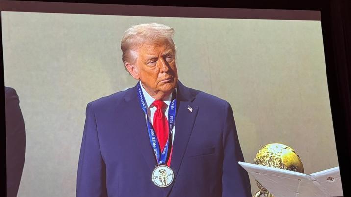 노벨상 놓친 트럼프, FIFA 평화상 받아…“내 인생 큰 영예”