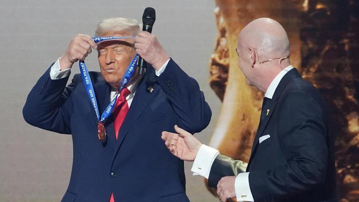 노벨상 불발 트럼프, FIFA 평화상 받아… 美언론 “노골적 아첨”