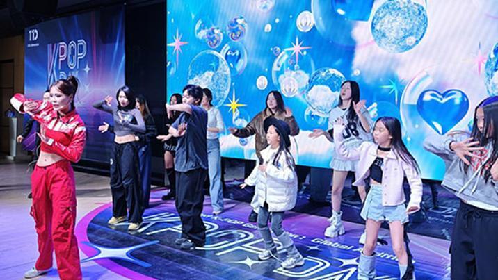 베이징 K팝 행사에 덕후 수백명 몰려… “무대 직접 볼 날 왔으면”