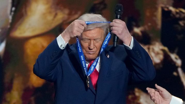 ‘노벨’ 물먹은 트럼프, 신설 ‘FIFA 평화상’ 받고 한풀이…“지나친 아첨” 비판