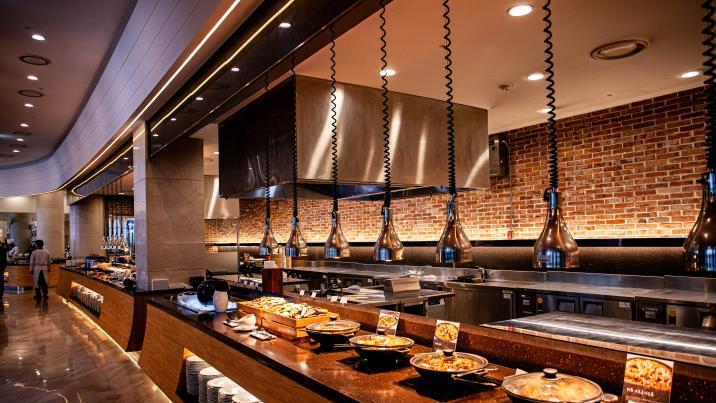 뷔페서 맨손으로 음식 집은 노인…제지에도 “내 손 깨끗하다”