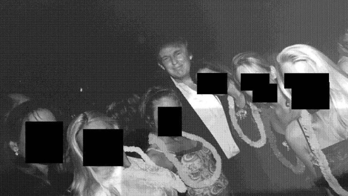 양팔에 여성들 끼고 ‘트럼프 콘돔’까지… 엡스타인 사진 19장 공개