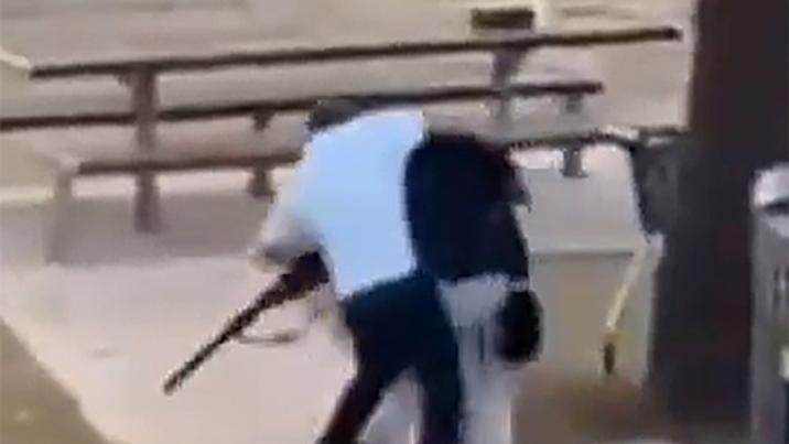 호주 해변서 총기 난사, 최소 12명 사망…시민 영웅이 더 큰 참사 막았다