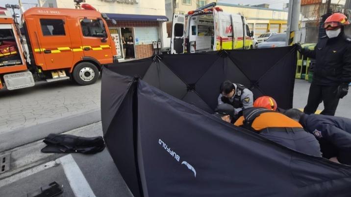 “사람 깔렸다” 달려온 시민들, SUV 번쩍 들어 50대女 구했다