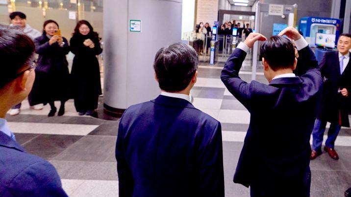 李 야간 방문에…국세청장 “야근 말려도 직원들 말 안들어”