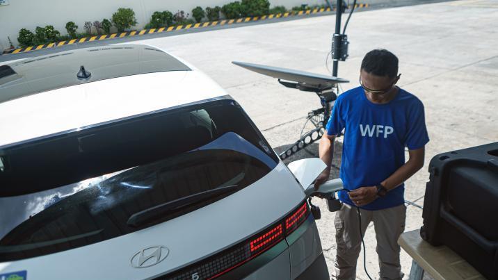 아이오닉5 타고 폭우 마을 달려간 유엔 구호활동가들… “전기도 공급”