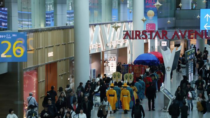“공항 카트·여행용 캐리어에 아기 태우지 마세요”…골절·뇌진탕 위험