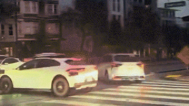 신호등 정전에 멈춘 구글 무인택시…교차로 장애물 전락