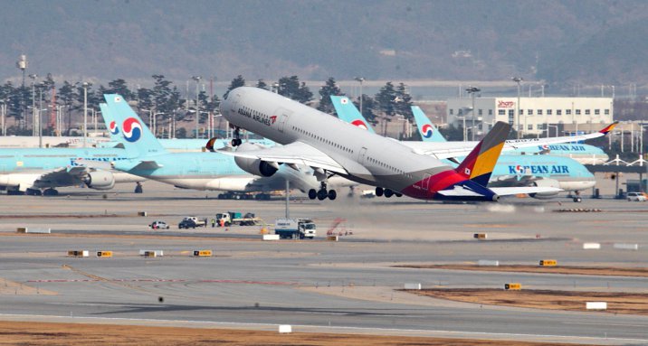 공정위, 대한항공-아시아나 마일리지 통합안 보완 요구