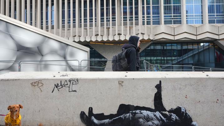 호화 아파트 길바닥에 누운 ‘노숙 아동’…뱅크시 새 작품 등장