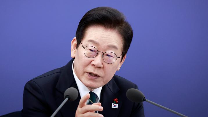 李대통령 “애국가 배경화면, 최근 발전상으로 바꿨으면”