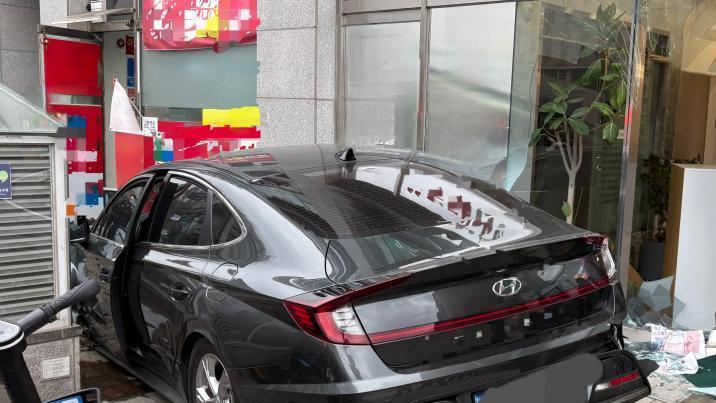 상가로 차량 돌진, 30대女 경상…80대 운전자 “기억 안나”