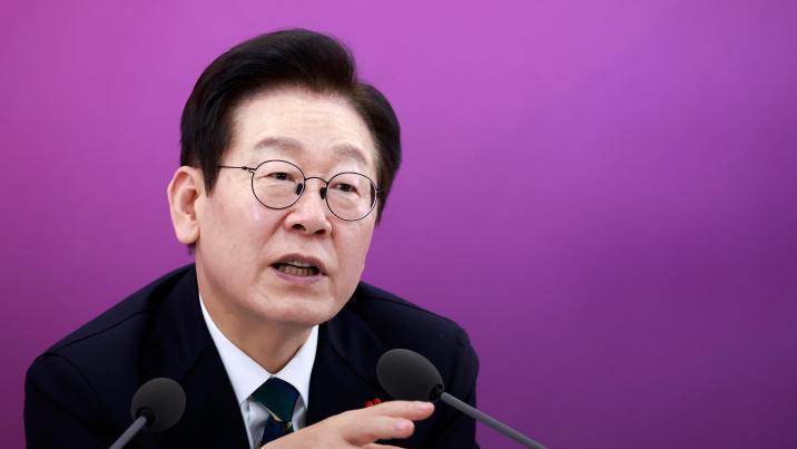 李대통령 “사인한 문서 내용도 몰라…업무보고 6개월뒤 다시 할것”