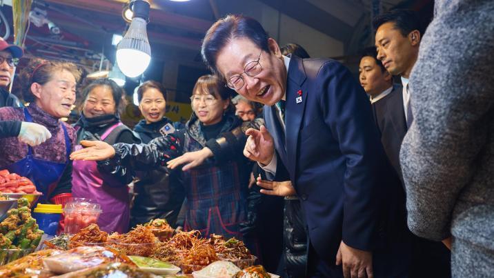 장사 안된다 상인 하소연에…李대통령이 구매한 것은?