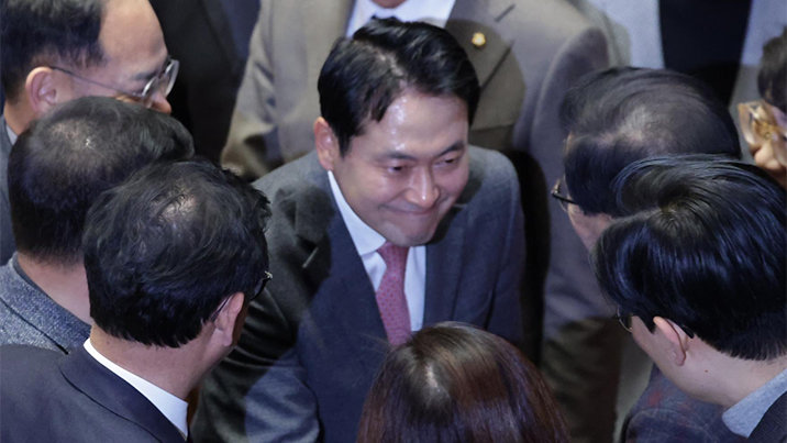 野대표는 24시간 최장 필버, 與는 “코미디” 폄하… ‘정치’ 실종 민낯