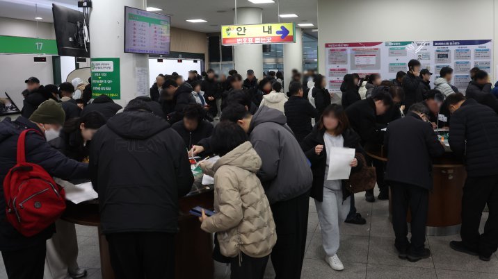 연말 운전면허 갱신 대란… “대기 400명, 4시간 기다려야”