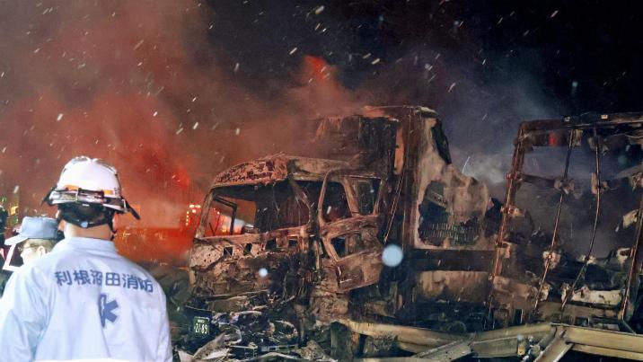 日폭설경보에 고속도로 67대 연쇄 추돌…20여명 사상