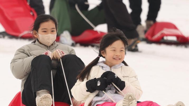 강원 최대 8㎝ 눈… 한파는 한풀 꺾일듯