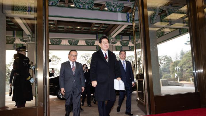 ‘빨·파·흰’ 삼색 넥타이 맨 李 청와대 첫 출근…통합 의지 강조