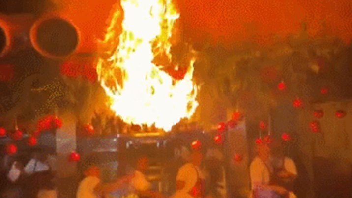 발리 식당 ‘불쇼’ 하다 천장까지 활활…아수라장 됐다