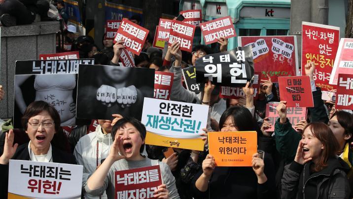 여성 사회진출 늘어 저출산? 데이터는 ‘NO’라 말한다