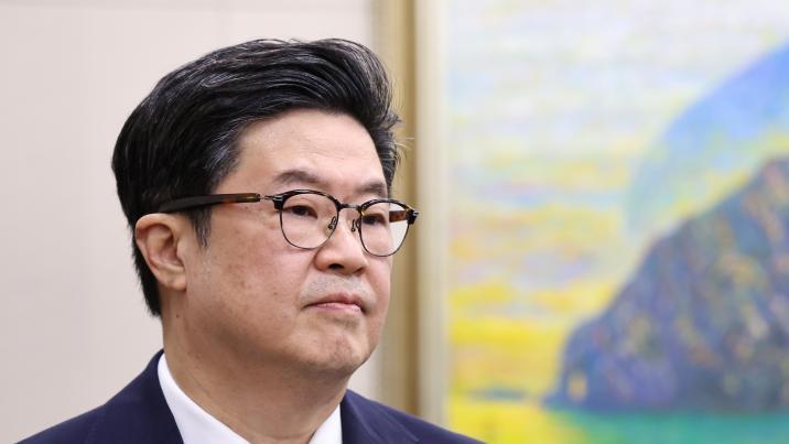 ‘문제 인물의 기부’ 예우해야 하나…김병주·홍범준이 논란 불댕겨