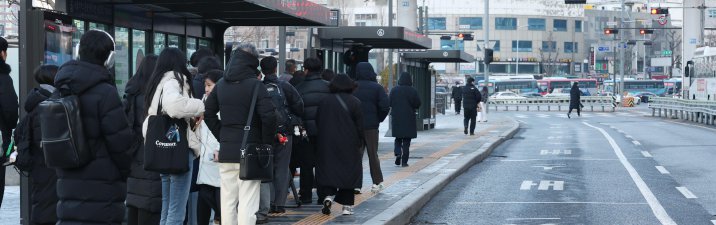 “버스 파업 몰랐다” 한파속 덜덜… “일당 털어 택시, 지각 면해”