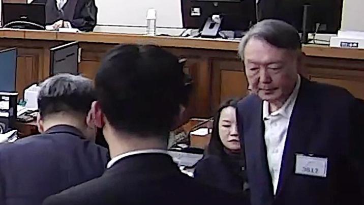 “징역 5년에 처한다”…무표정 유지하던 尹, 입술 질끈 깨물어