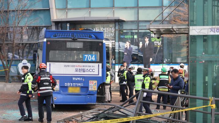 서대문 돌진 버스기사, 발밑 힐끗…브레이크 확인?