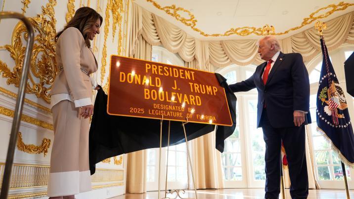 도로에도 자신 이름 붙인 트럼프…“표지판 보면 자부심 가득찰 것”