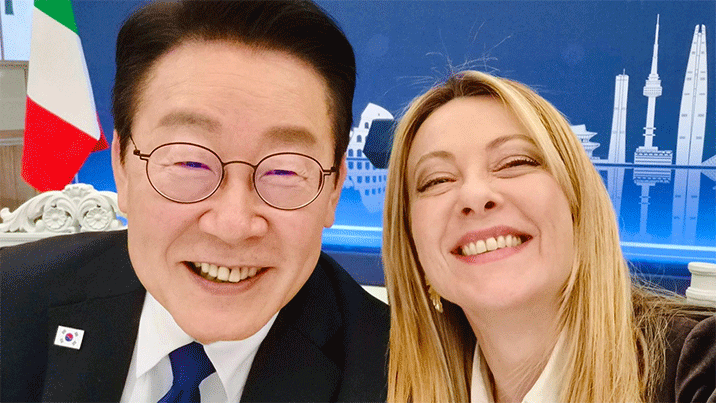 멜로니 伊총리, 선물받은 삼성폰 셀카 SNS에 공개