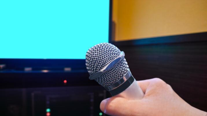 “가사에 왜 내 前여친 이름을”…노래방서 마이크 던져 중상