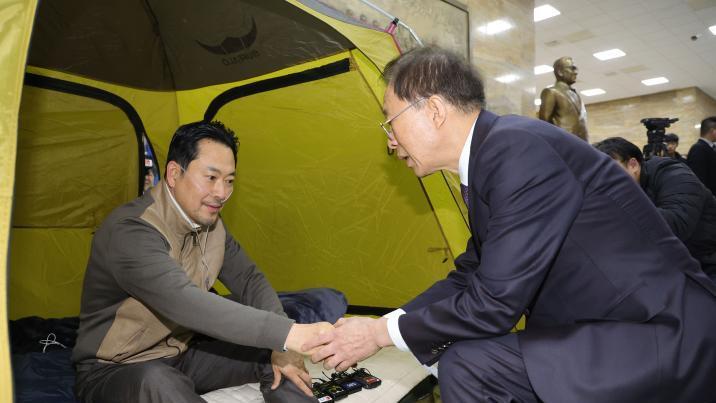 이석연, 장동혁 찾아 “같이 단식하고픈 심정…힘 있는 쪽이 양보해야”