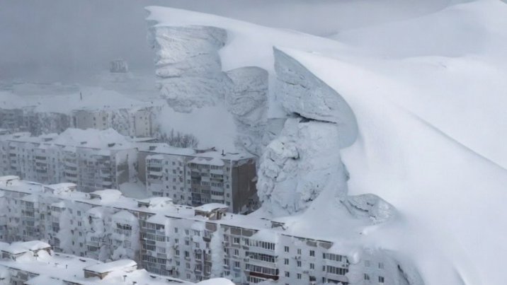 러시아 폭설의 위력…아파트 10층 높이 쌓여 도시 마비