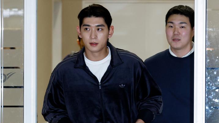 이정후, 美 LA공항서 1시간 억류…펠로시도 나섰다