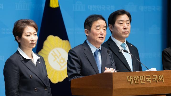 정청래 ‘조국당 합당’ 제안에, “독단” 친명 반발 확산