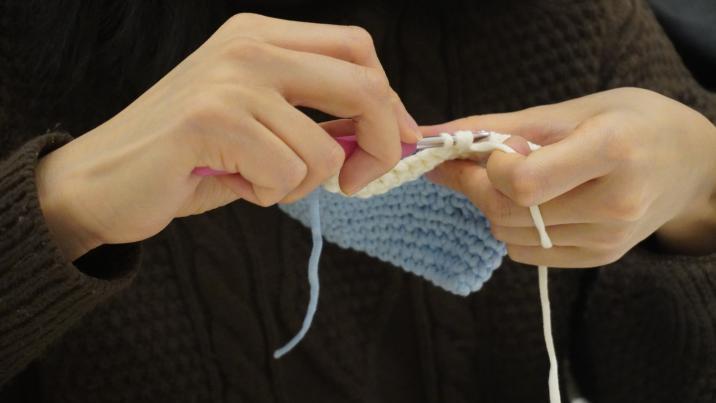 뜨개질 열풍에 싱잉볼 명상까지… ‘느린 취미’로 소확행 찾는다