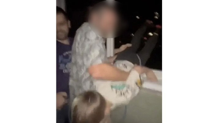 “놓지마!” 애원에도…4살 아이 7층 창문에 매단 술 취한 아버지