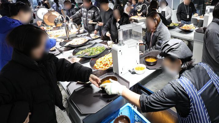 ‘알짜 구내식당’ 오픈런… “점심 한 끼 6000원 아껴 주식 투자”