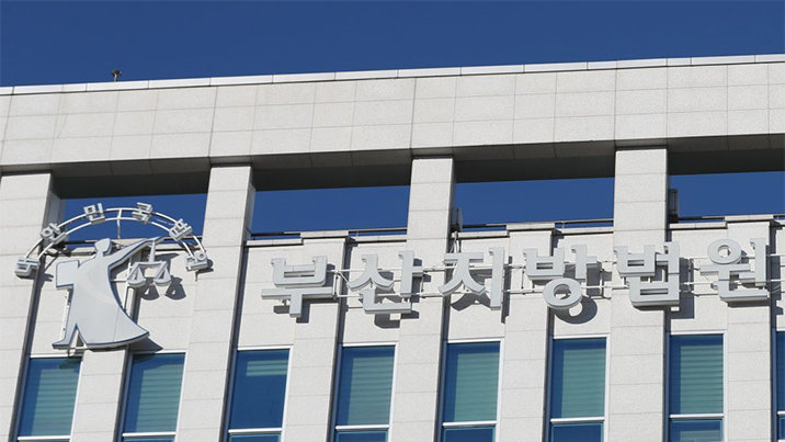 7개월 아기 젖병 물려놓고 술 마시러 나가 숨지게 한 엄마 ‘집유’…왜?