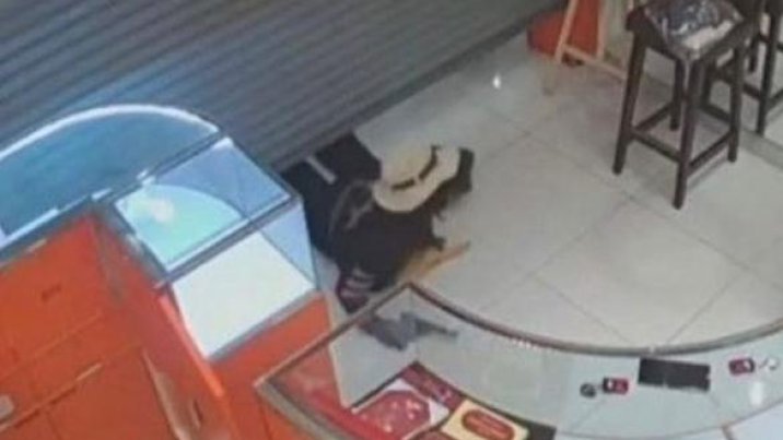 셔터 아래로 슥…방콕서 복면 강도 5억 귀금속 싹쓸이