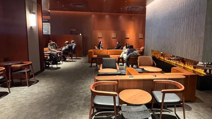 “승무원 30여명 몰려와 짐 놓고가”…광화문 스벅 민폐 논란