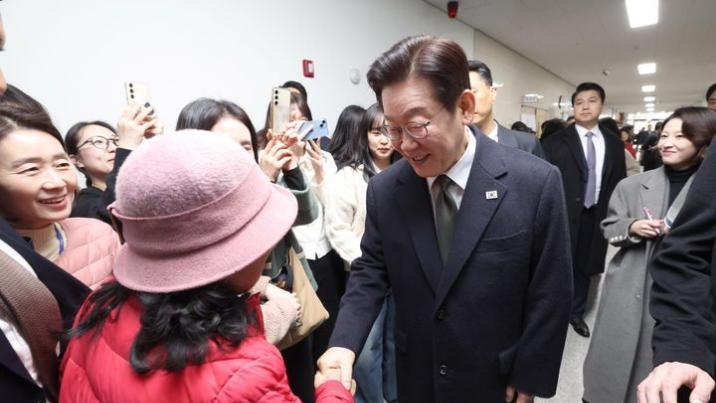 “덕분에 마수걸이”…충주 무학시장 방문한 李 대통령 부부