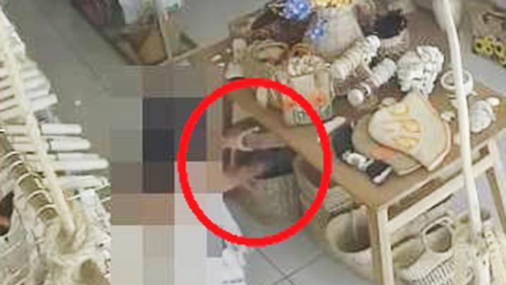 “푸껫서 고가 수영복 훔친 韓여성” CCTV에 딱 걸렸다