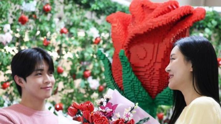 생화 밀어내는 ‘장난감 꽃다발’…“안 시들어” vs “농가 위기”