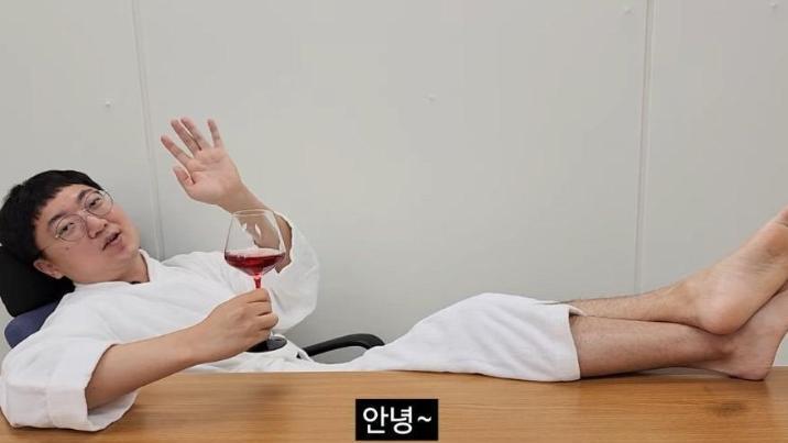 100만 팔로워 눈앞 ‘충주맨’ 돌연 공무원 사직