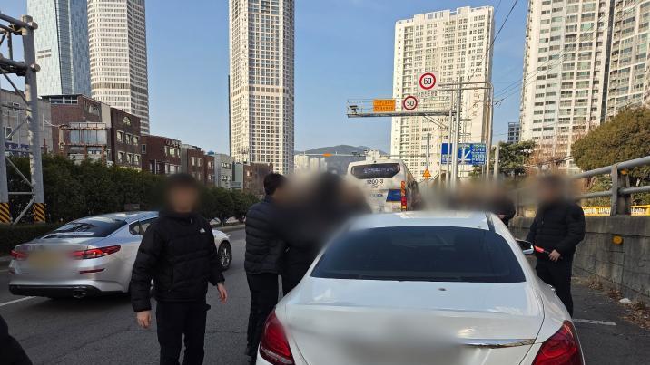 경찰 기동대 버스 앞 ‘비틀거린’ 승용차…30대 음주운전 적발