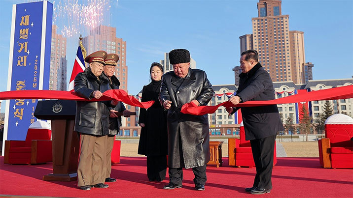 김정은, ‘러 파병 전사자’에 주택 선물…주애와 준공식 참석