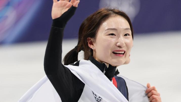 위기서 빛난 승부사…‘쇼트트랙 여왕’ 최민정, 金4·銀2 최다메달 타이